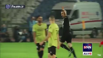 گل سوم پرسپولیس پس از بازبینی توسط VAR مردود اعلام شد / مهاجم پرسپولیس بر روی دروازه بان مرتکب خطا شده بود