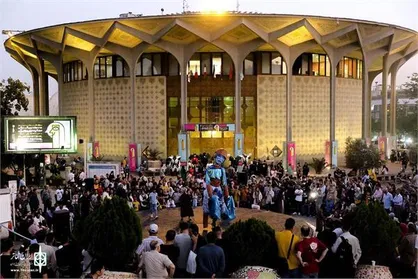 عروسک&zwnj;ها، محوطه تئاتر شهر را تسخیر کردند