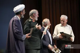 تجلیل از خانواده شهدای دانشجو