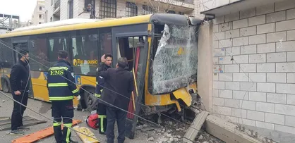 برخورد اتوبوس با مانع در اتوبان ستاری / دو نفر مصدوم به بیمارستان منتقل شدند