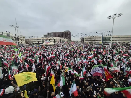 حضور پرشور و باشکوه مردم مشهد در بیعت با سومین رهبر انقلاب اسلامی