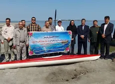 پاروزنی عرض ۷۰۰ کیلومتری دریای خزر/ جانباز گیلانی برای اشاعه فرهنگ محیط زیست دل به دریا زد