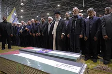 رهبر انقلاب بر پیکر شهید اسماعیل هنیه اقامه نماز کردند/ بدرقه «میهمان عزیز» روی دست مردم تهران+فیلم