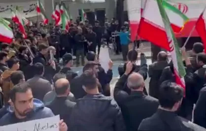 تجمع دانشجویان اساتید و مردم مشهد در مقابل سر در دانشگاه فردوسی مشهد