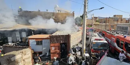 آتش&zwnj;سوزی در کارخانه تولید مقوا و کارتن در مورچه&zwnj;خورت اصفهان + فیلم