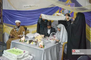 یک زوج شیرازی همزمان با فرارسیدن 22 اسفندماه، سالروز گرامیداشت مقام شهدا، آغاز زندگی مشترک خود را در جوار مزار شهدای گمنام گلزار شهدای این شهر جشن گرفتند.