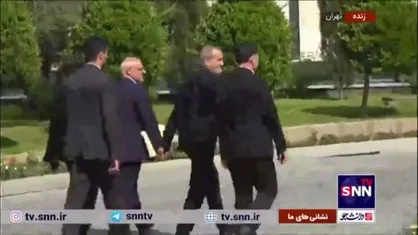 خوش و بش کوتاه رئیس&zwnj;جمهور با خبرنگاران در حیاط دولت