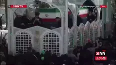 آغاز حرکت خودروی ویژه حمل پیکر رهبر شهید انقلاب اسلامی بعد از میدان انقلاب به سمت آزادی