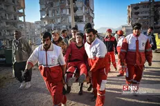 زلزله کرمانشاه؛ اشک‌ها و لبخندها/ وقتی دانشجوها از مدیران جلو زدند