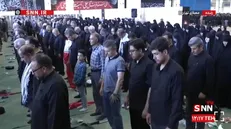 اقامه نماز ظهر در صحن مصلی تهران همزمان با برگزاری آیین وداع با پیکر مطهر رهبر شهید + فیلم