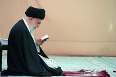 ببینید/ قرائت دعای سلامتی امام زمان (عج) توسط رهبر انقلاب