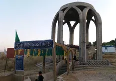 بیش از یک دهه ساخت المان شهدای دانشگاه شیراز نیمه‌تمام رها شده است