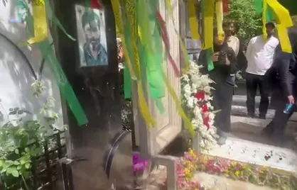 همزمان با سالروز شهادت سیدشهیدان اهل قلم شهید سیدمرتضی آوینی مزار این شهید در بهشت زهرا (س) تهران گل باران شد