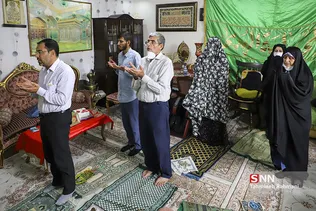 در تمام مراسم های روضه و مولودی خانگی که در منزل خانم کاظمی برگزار می شود، به محض شنیدن اذان، نماز جماعت برگزار می گردد.
