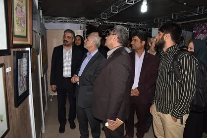 نمایشگاه آثار برگزیده دانشگاهیان علوم پزشکی شیراز گشایش یافت/ نمایش ۵۰ اثر در جشنواره