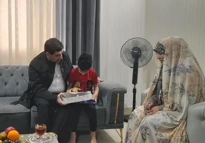 دیدار مخبر با "آرتین سرایداران"/ دولت خود را موظف به حل مشکلات خانواده شهدا می&zwnj;داند