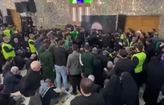 روضه خوانی حاج مصنور ارضی در مراسم تدفین سپهبد شهید سلامی در حرم سیدالکریم (ع)