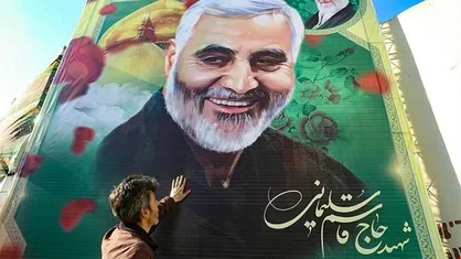 اهتزاز بزرگترین پرچم یادبود شهید سلیمانی در برج میلاد