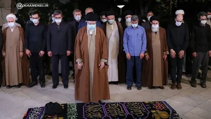 رهبر معظم انقلاب اسلامی بر پیکر مرحوم فاطمی&zwnj;نیا نماز اقامه کردند + فیلم