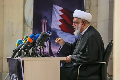 هشدار عالم بحرینی به رژیم آل&zwnj;خلیفه؛ ناوگان پنجم آمریکا را اخراج کنید