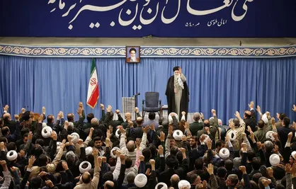 کلیپ سایت رهبر انقلاب از دیدار&zwnj;های مردمی با حضرت آیت&zwnj;الله خامنه&zwnj;ای پیش از کرونا