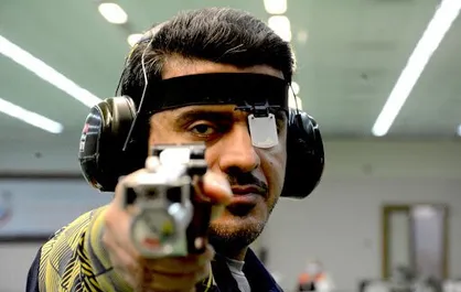 فروغی قهرمان تپانچه شد