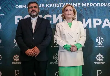 غافلگیری وزیر فرهنگ روسیه از هدیه وزیر فرهنگ ایران