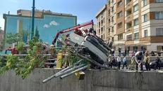 واژگونی خودروی حامل کپسول‌های گاز مایع در بزرگراه امام علی(ع) / راننده خودرو جان خود را از دست داد + فیلم