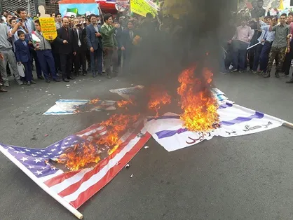 پرچم و تصویر سران آمریکا و اسرائیل در راهپیمایی ۱۳ آبان مشهد به آتش کشیده شد