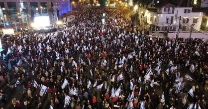 تجمع صهیونیست&zwnj;ها مقابل خانه هرتزوگ؛ &laquo;نتانیاهو فاسد است&raquo;