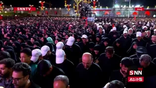 لحظاتی از اقامه نماز بر پیکر مطهر رهبر شهید در آستان قدس رضوی