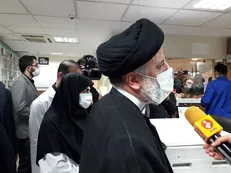 بازدید رئیس جمهور از داروخانه ۲۹ فروردین ارتش