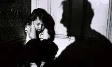 دخترک چهارساله‌ای که سه روز در پمپ بنزین زندگی کرد/ از کودک آزاری ناپدری تا خماری مادر معتاد
