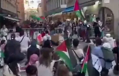 مراسم تشییع نمادین برای روزنامه&zwnj;نگاران فلسطینی در استکهلم، پایتخت سوئد