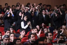 روز دانشجوی ۹۸ چگونه گذشت / از تجمع به دلیل معیشت مردم تا اهدای ساعت زنگ‌دار به روحانی