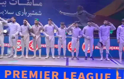 سلام نظامی شمشیربازان ایرانی حاضر در رقابت&zwnj;های بین&zwnj;المللی ست&zwnj;لایت هنگام پخش سرودایران
