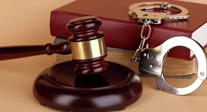 عاملان ضرب&zwnj;وشتم دست&lrm;فروش به دادسرا احضار شدند