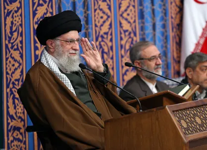 رهبر انقلاب: فرق ملت ایران با سایر ملت&zwnj;ها این است که جرات دارد بگوید مرگ بر آمریکا / به اذن خداوند غزه بر رژیم صهیونیستی و رژیم آمریکا پیروز می&zwnj;شود + فیلم کامل سخنرانی