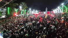 «شتر در خواب بیند پنبه‌دانه»؛ رجزخوانی مهدی رسولی و همخوانی مردم رشت در قرار ۱۹۶+فیلم
