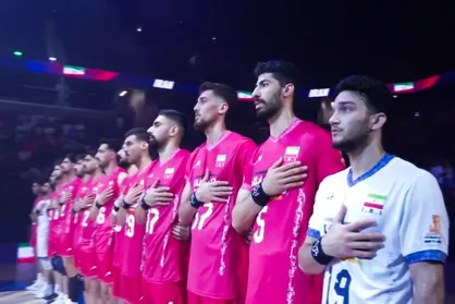 ملی&zwnj;پوشان والیبال با مچ&zwnj;بند مشکی و شعار &laquo;ای ایران&raquo; به مصاف آمریکا رفتند