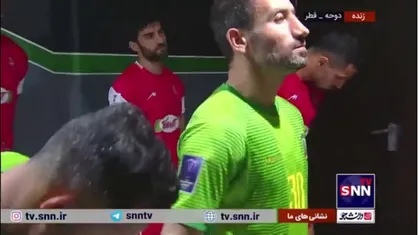 ورود بازیکنان پرسپولیس و الشرطه برای به زمین برای آغاز بازی فوتبال در چهارچوب لیگ نخبگان آسیا
