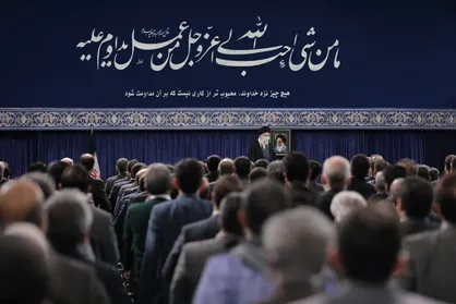 رهبرانقلاب: مشکل معیشت مردمی و رفاه خانوار داریم / رفع مشکل، بدون رشد اقتصادی درمان پذیر نیست / تصمیم&zwnj;گیری&zwnj;های متناقض را علاج کنید