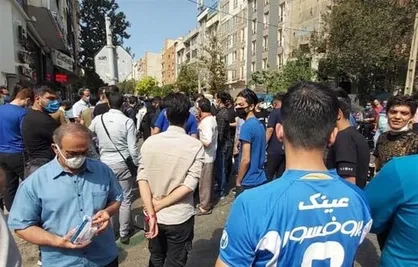 حمله لیدر&zwnj;های استقلال به هواداران مقابل مجلس+ فیلم