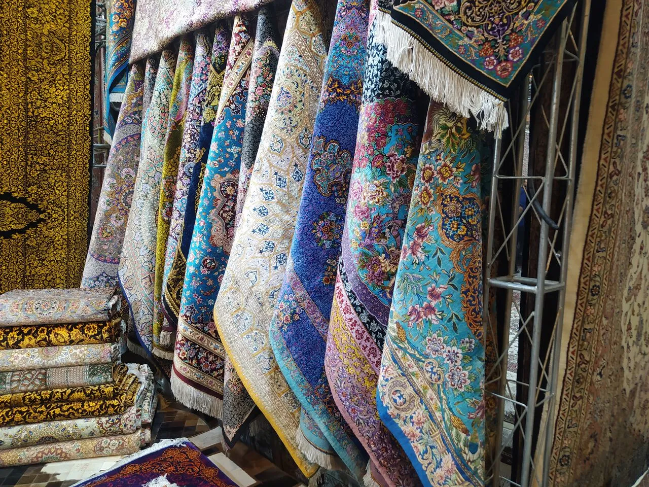 صادرات اولین محموله فرش دست‌باف همدان به کانادا/ ارزش ۱۲۱ هزار دلاری