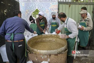 پخت هشت تن آش نذری