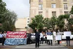 تجمع اعتراضی خانواده‌های قربانیان ترورهای منافقین مقابل سفارت سوئد