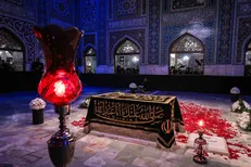 حضور زائران در جوار مزار نورانی رهبر شهید انقلاب پس از بازگشایی رواق دارالذکر حرم مطهر رضوی