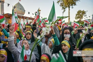 امروز در حرم مطهر شاهچراغ (ع)شوری برپا بود از جنس دانش آموزی، از جنس ذهن های جوان دهه هشتادی !