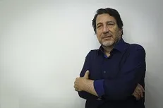 کارگردان نمایش «هیچ چیز جدی نیست»: علاقه به بازیگری در ایران یک تب تند شده/ ضرورت تأسیس بنیاد حمایت از نمایشنامه‌نویسان