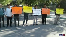جمعی از دانشجویان دانشگاه تهران در اعتراض به تریبون یک طرفه رئیس جمهور تجمع کردند / حقوقدان‌ها دانشگاه را پادگان کردند